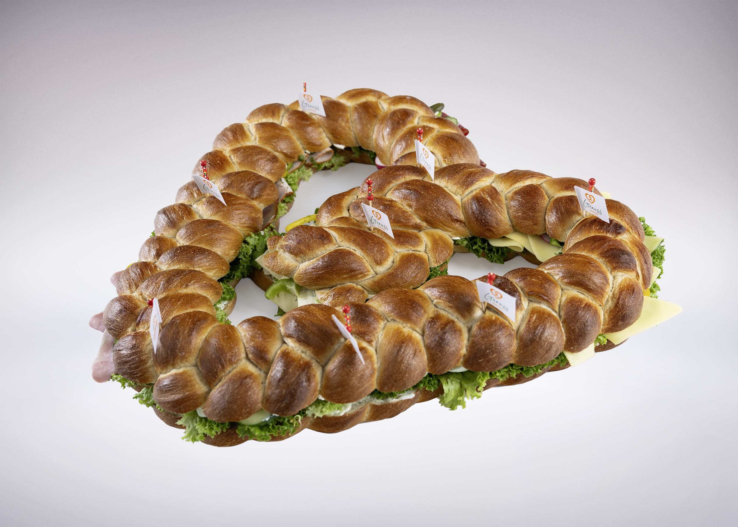 Belegtes Laugen-Brezelherz für 20 Personen (ca. 40 × 60 cm)